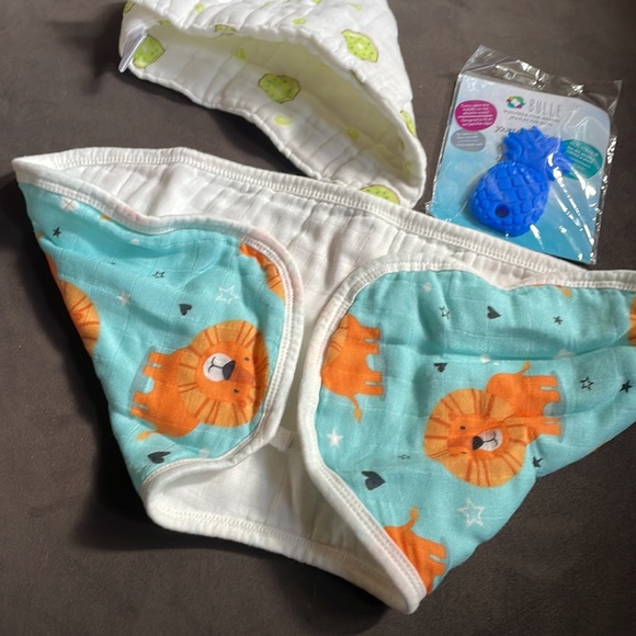 NWOT - 2x bib (kiwi and lion) plus pineapple teether - Picture 4 of 5